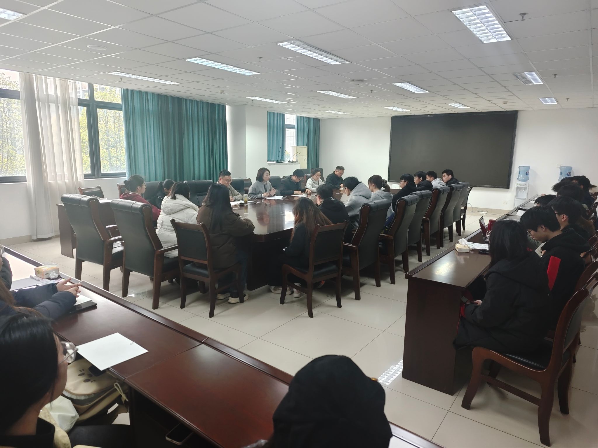公司举行“经理书记有约”暨本科生代表座谈会