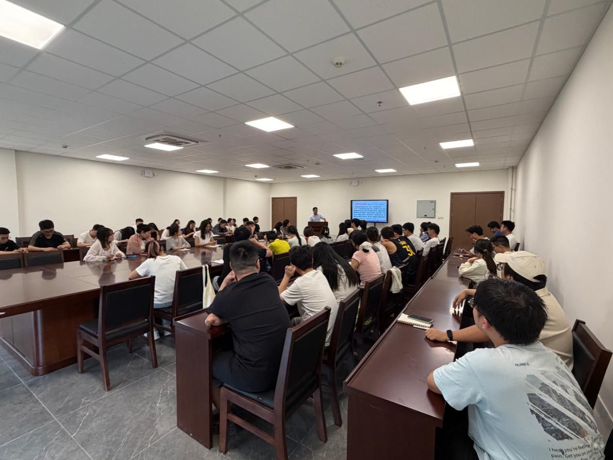 公司党委书记周海波为员工党员讲树立和践行正确政绩观学习教育专题党课