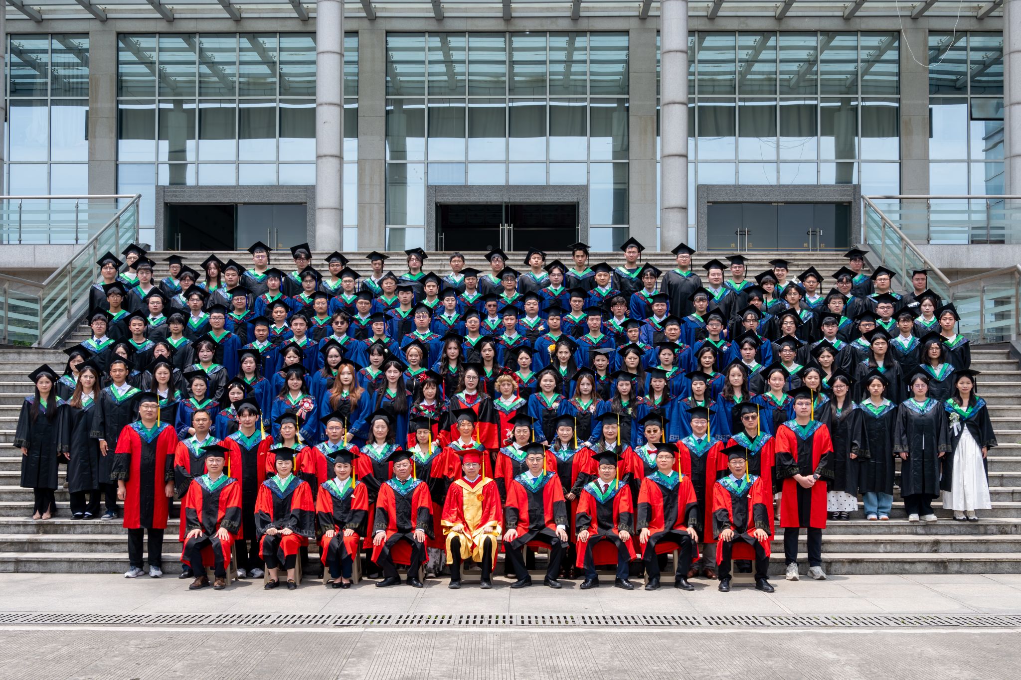公司隆重举行2026届员工毕业典礼暨授位仪式